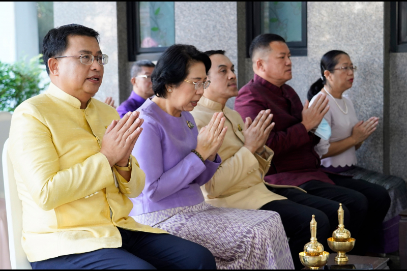 พิธีเจริญพระพุทธมนต์และทำบุญตักบาตร
