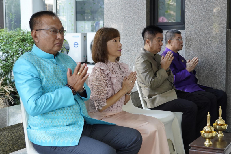 พิธีเจริญพระพุทธมนต์และทำบุญตักบาตร