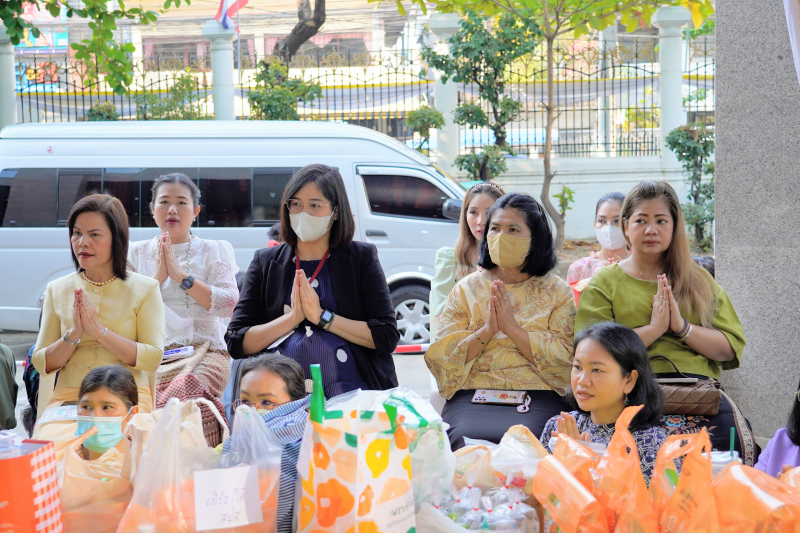 พิธีเจริญพระพุทธมนต์และทำบุญตักบาตร