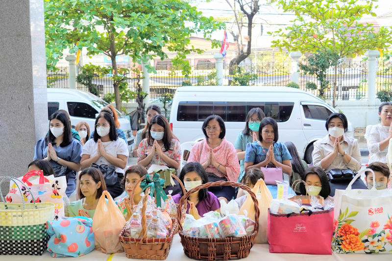 พิธีเจริญพระพุทธมนต์และทำบุญตักบาตร