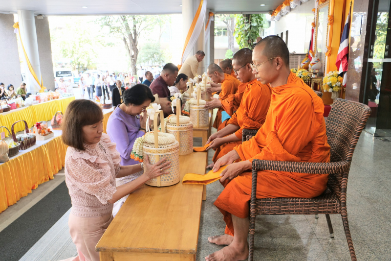 พิธีเจริญพระพุทธมนต์และทำบุญตักบาตร