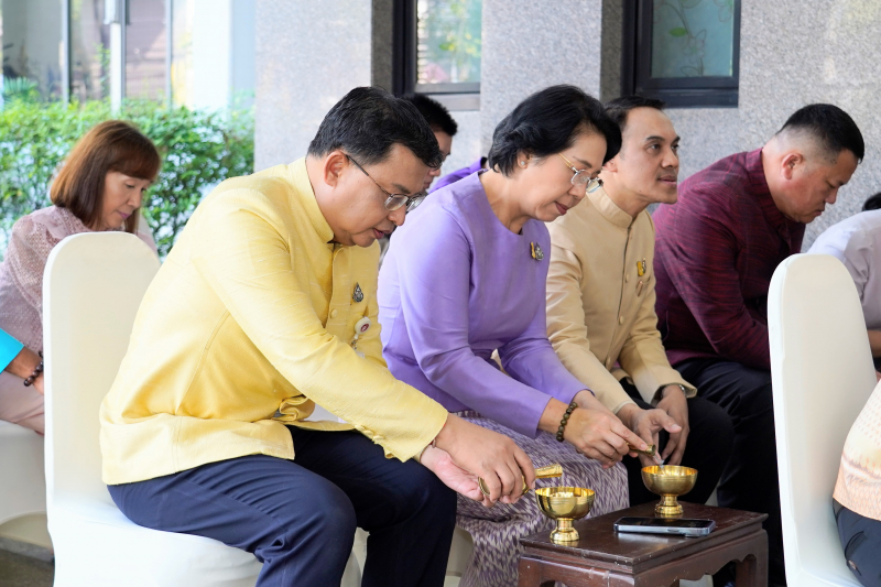 พิธีเจริญพระพุทธมนต์และทำบุญตักบาตร