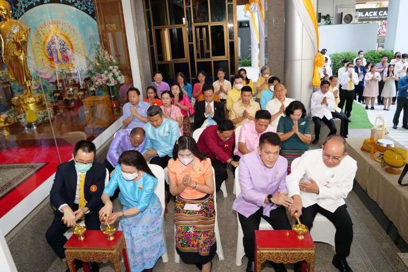 พิธีเจริญพระพุทธมนต์และทำบุญตักบาตร