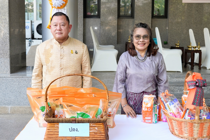 พิธีเจริญพระพุทธมนต์และทำบุญตักบาตร