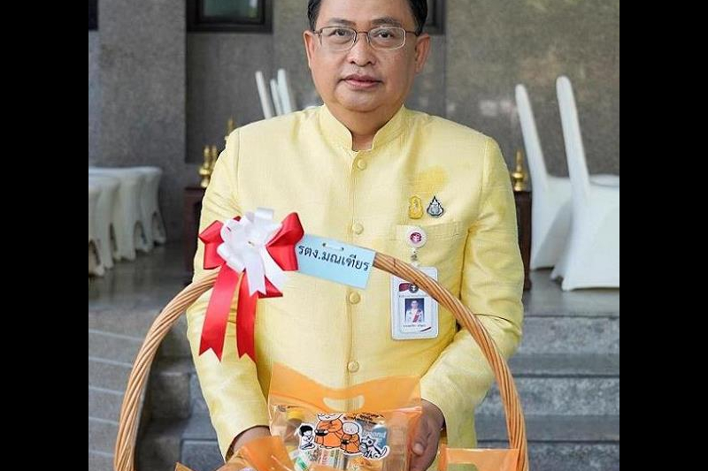 พิธีเจริญพระพุทธมนต์และทำบุญตักบาตร