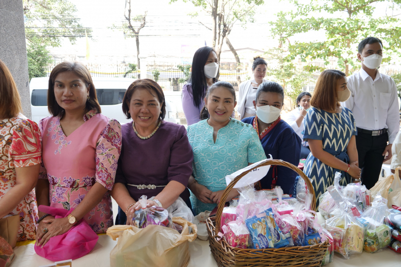 พิธีเจริญพระพุทธมนต์และทำบุญตักบาตร