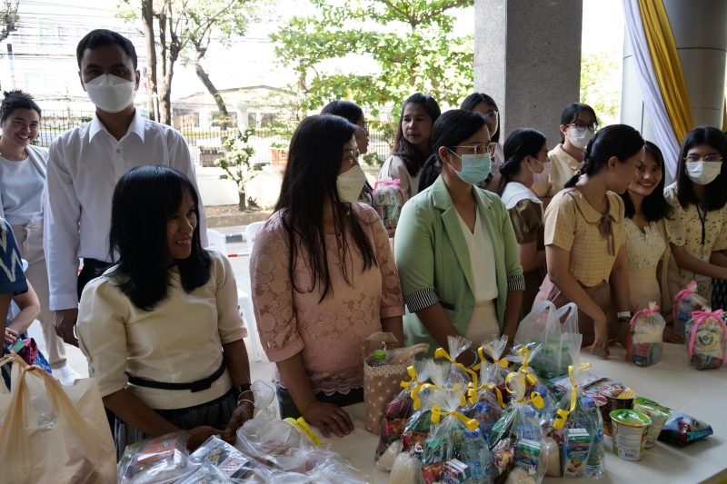 พิธีเจริญพระพุทธมนต์และทำบุญตักบาตร