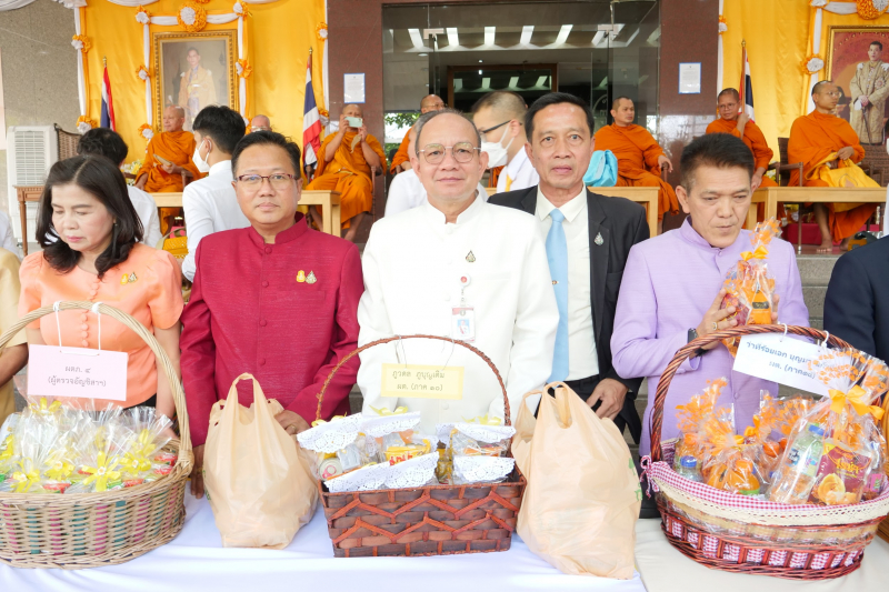 พิธีเจริญพระพุทธมนต์และทำบุญตักบาตร