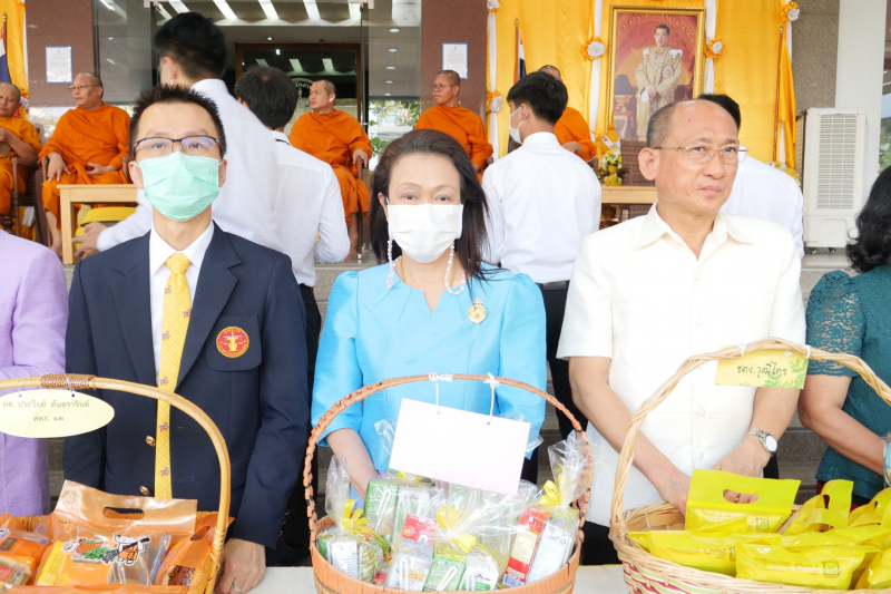 พิธีเจริญพระพุทธมนต์และทำบุญตักบาตร