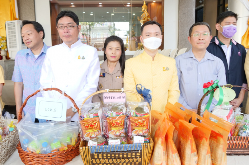 พิธีเจริญพระพุทธมนต์และทำบุญตักบาตร