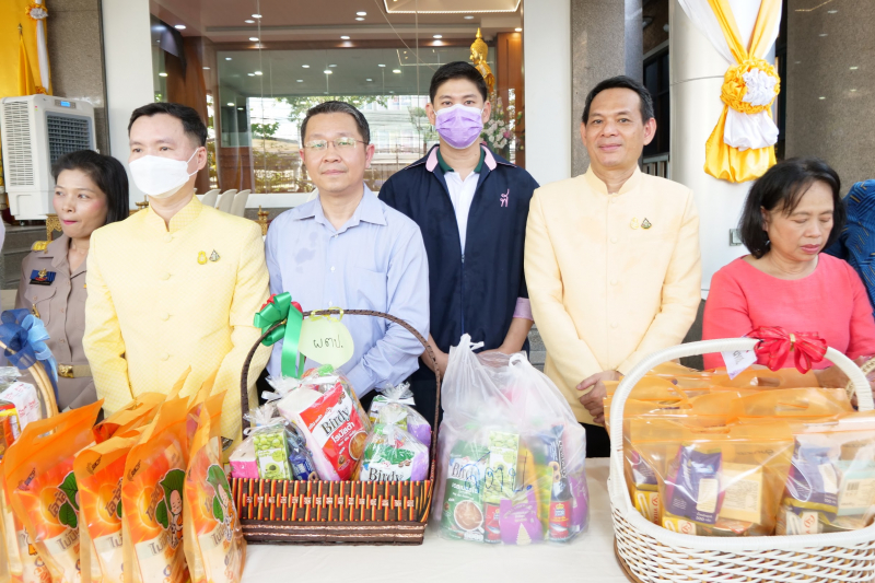 พิธีเจริญพระพุทธมนต์และทำบุญตักบาตร