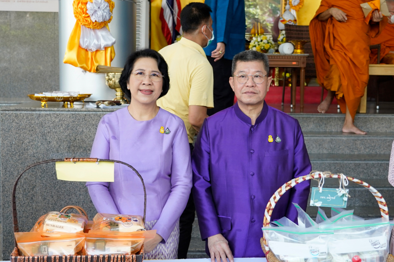 พิธีเจริญพระพุทธมนต์และทำบุญตักบาตร