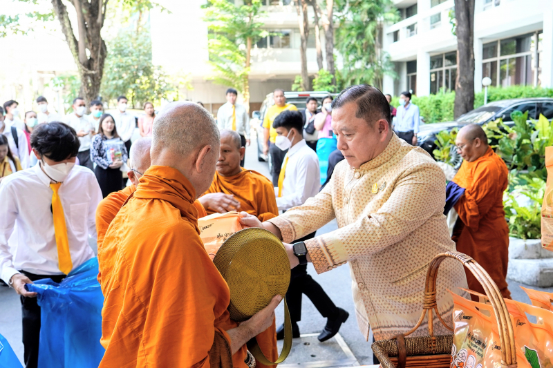 พิธีเจริญพระพุทธมนต์และทำบุญตักบาตร