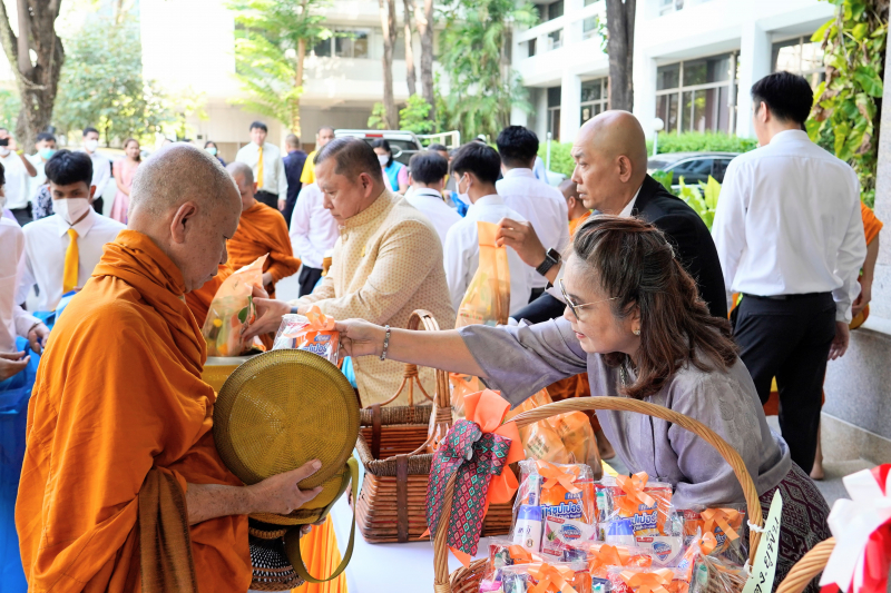 พิธีเจริญพระพุทธมนต์และทำบุญตักบาตร