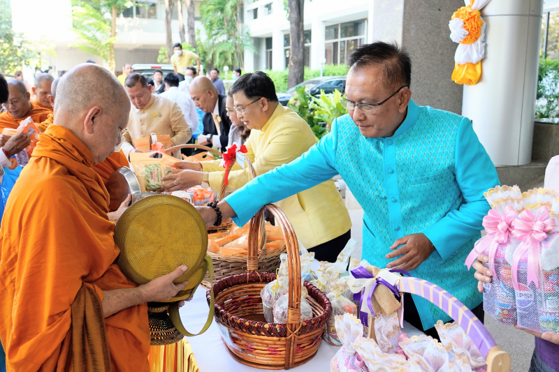 พิธีเจริญพระพุทธมนต์และทำบุญตักบาตร