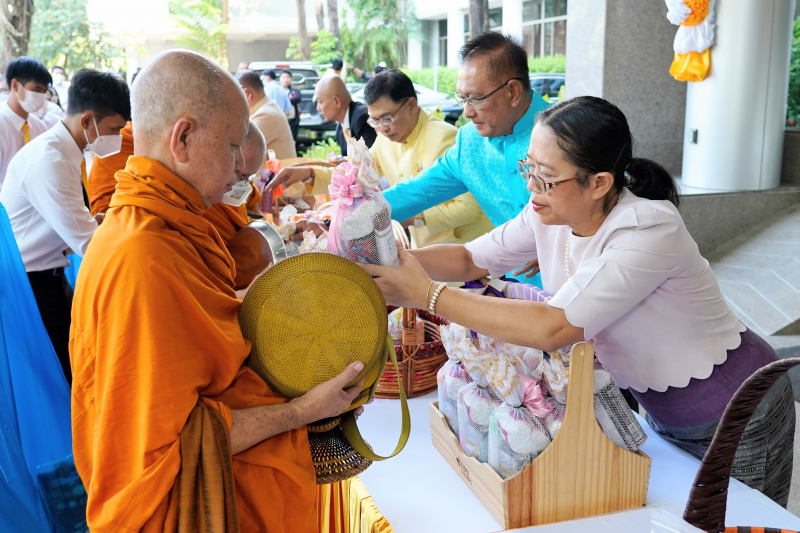 พิธีเจริญพระพุทธมนต์และทำบุญตักบาตร