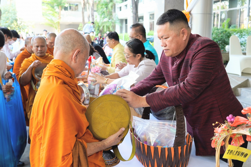 พิธีเจริญพระพุทธมนต์และทำบุญตักบาตร