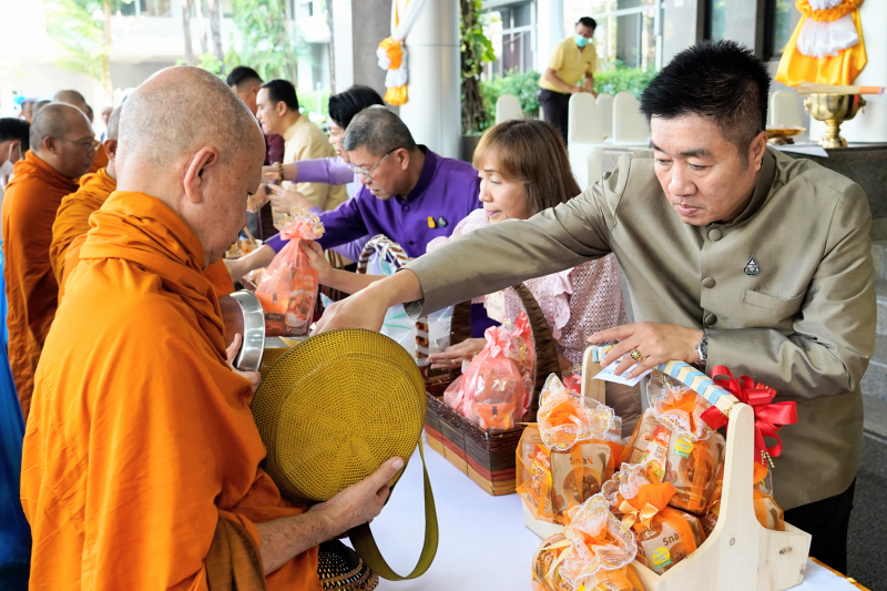 พิธีเจริญพระพุทธมนต์และทำบุญตักบาตร