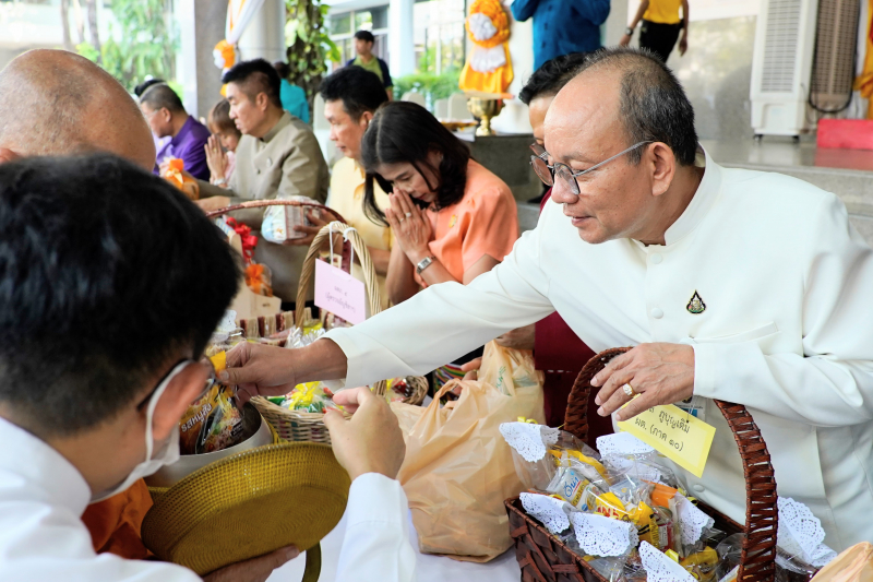 พิธีเจริญพระพุทธมนต์และทำบุญตักบาตร