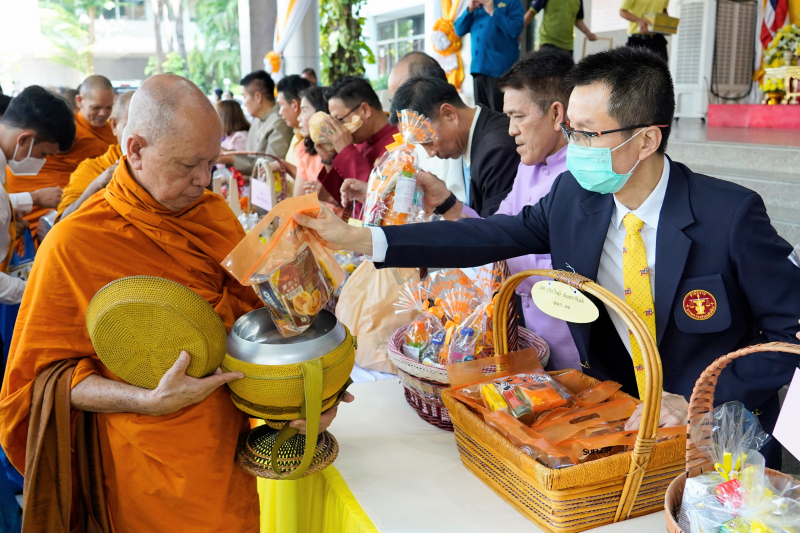 พิธีเจริญพระพุทธมนต์และทำบุญตักบาตร