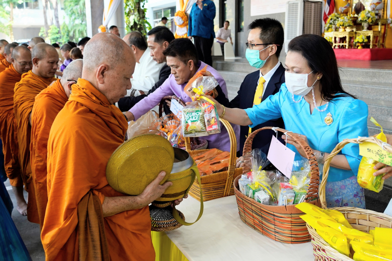 พิธีเจริญพระพุทธมนต์และทำบุญตักบาตร