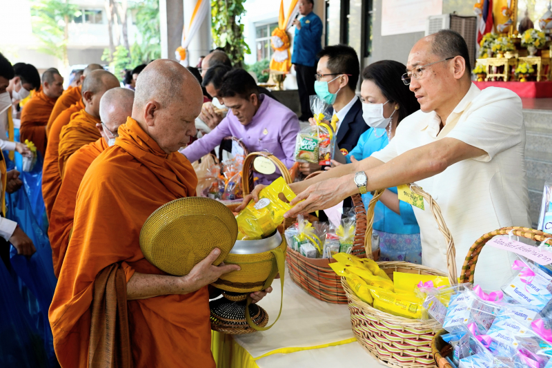 พิธีเจริญพระพุทธมนต์และทำบุญตักบาตร