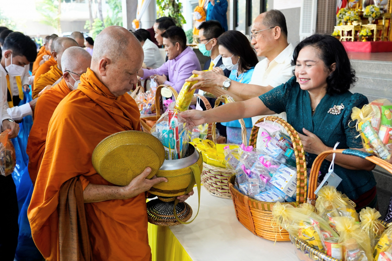 พิธีเจริญพระพุทธมนต์และทำบุญตักบาตร