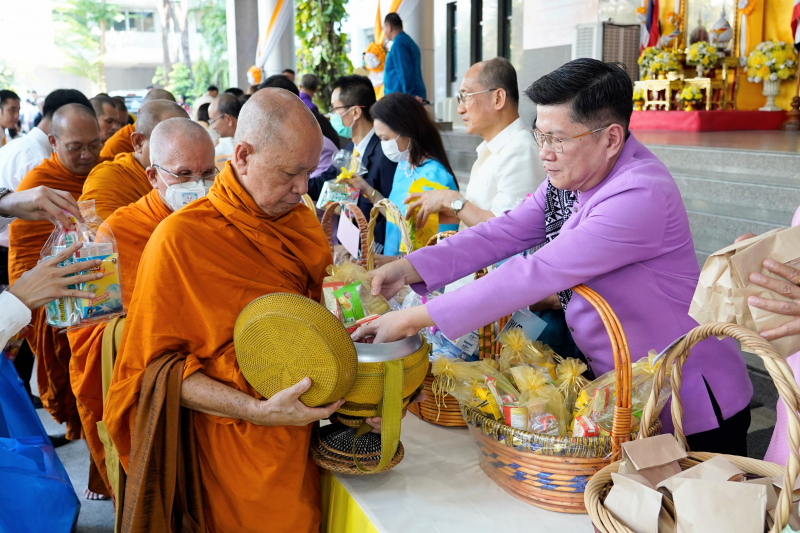 พิธีเจริญพระพุทธมนต์และทำบุญตักบาตร