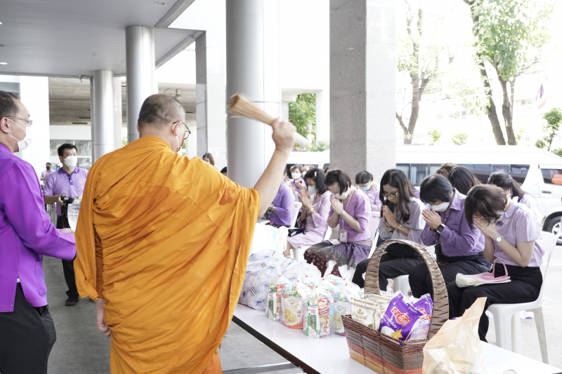 พิธีทำบุญตักบาตรข้าวสารอาหารแห้ง คณะสงฆ์จากวัดเทพธิดารามวรวิหาร พระอารามหลวง เพื่อถวายเป็นพระราชกุศลแด่สมเด็จพระนางเจ้าฯ พระบรมร