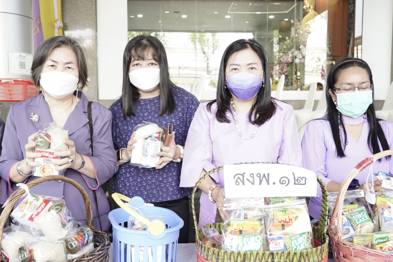 พิธีทำบุญตักบาตรข้าวสารอาหารแห้ง คณะสงฆ์จากวัดเทพธิดารามวรวิหาร พระอารามหลวง เพื่อถวายเป็นพระราชกุศลแด่สมเด็จพระนางเจ้าฯ พระบรมร