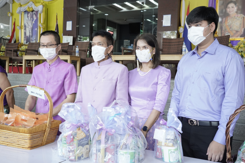 พิธีทำบุญตักบาตรข้าวสารอาหารแห้ง คณะสงฆ์จากวัดเทพธิดารามวรวิหาร พระอารามหลวง เพื่อถวายเป็นพระราชกุศลแด่สมเด็จพระนางเจ้าฯ พระบรมร