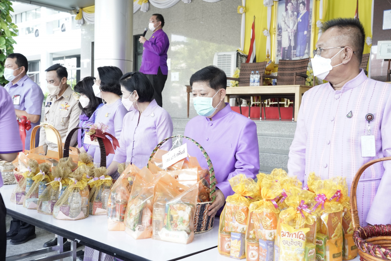 พิธีทำบุญตักบาตรข้าวสารอาหารแห้ง คณะสงฆ์จากวัดเทพธิดารามวรวิหาร พระอารามหลวง เพื่อถวายเป็นพระราชกุศลแด่สมเด็จพระนางเจ้าฯ พระบรมร