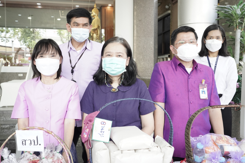 พิธีทำบุญตักบาตรข้าวสารอาหารแห้ง คณะสงฆ์จากวัดเทพธิดารามวรวิหาร พระอารามหลวง เพื่อถวายเป็นพระราชกุศลแด่สมเด็จพระนางเจ้าฯ พระบรมร