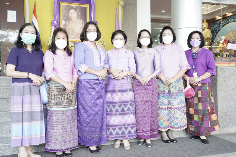 พิธีทำบุญตักบาตรข้าวสารอาหารแห้ง คณะสงฆ์จากวัดเทพธิดารามวรวิหาร พระอารามหลวง เพื่อถวายเป็นพระราชกุศลแด่สมเด็จพระนางเจ้าฯ พระบรมร