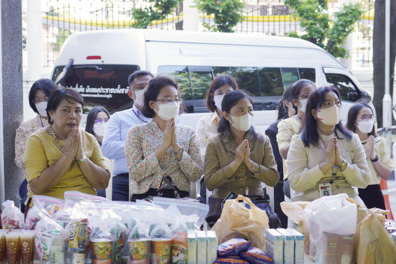 พิธีเจริญพระพุทธมนต์และทำบุญตักบาตร 