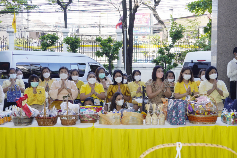 พิธีเจริญพระพุทธมนต์และทำบุญตักบาตร 