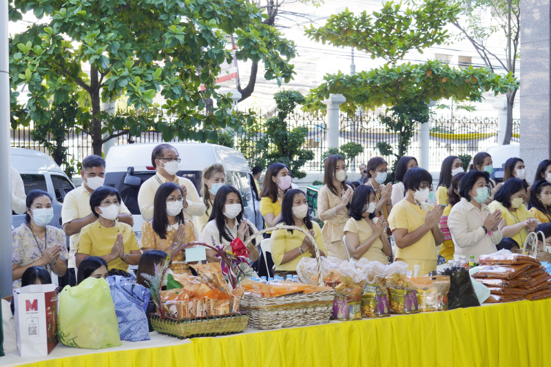 พิธีเจริญพระพุทธมนต์และทำบุญตักบาตร 
