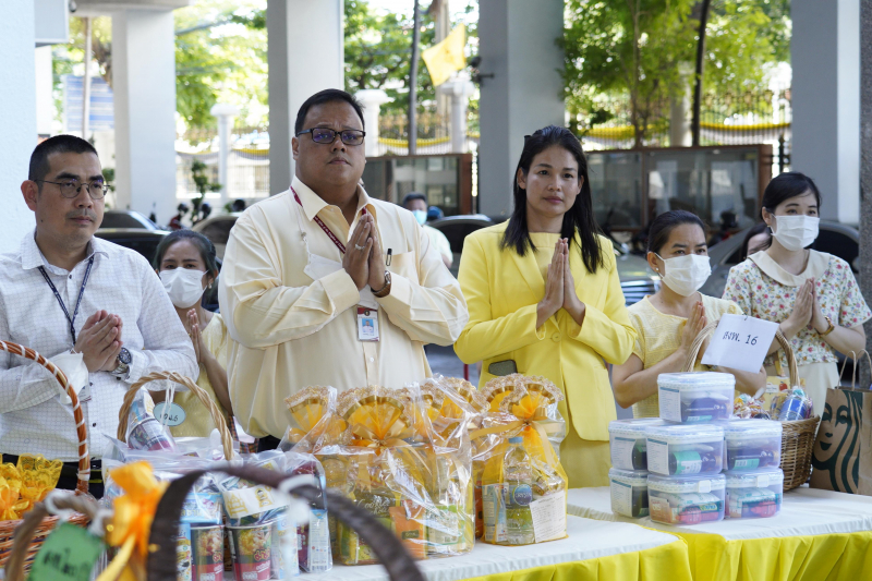 พิธีเจริญพระพุทธมนต์และทำบุญตักบาตร 