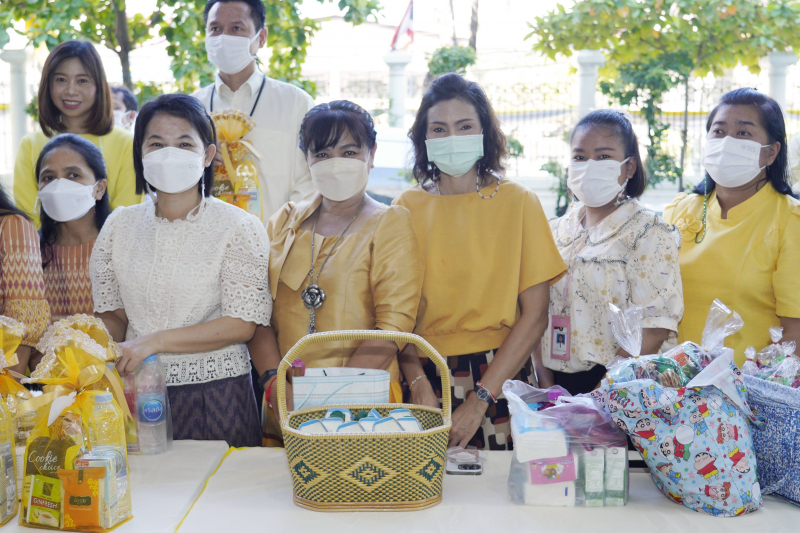 พิธีเจริญพระพุทธมนต์และทำบุญตักบาตร 