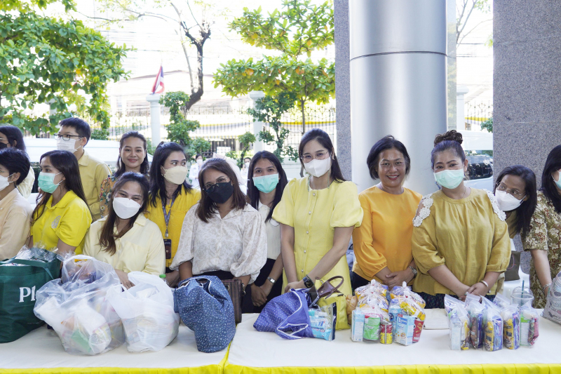 พิธีเจริญพระพุทธมนต์และทำบุญตักบาตร 
