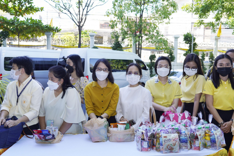 พิธีเจริญพระพุทธมนต์และทำบุญตักบาตร 