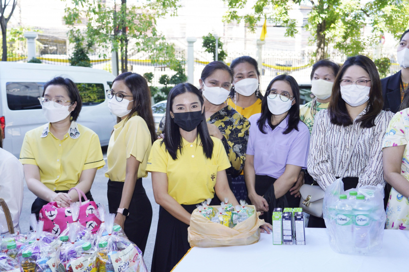 พิธีเจริญพระพุทธมนต์และทำบุญตักบาตร 