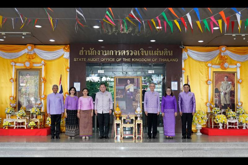 พิธีเจริญพระพุทธมนต์และทำบุญตักบาตร 