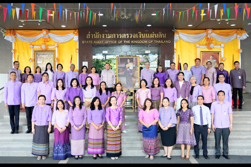 พิธีเจริญพระพุทธมนต์และทำบุญตักบาตร 
