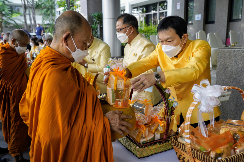 พิธีทำบุญตักบาตรข้าวสารอาหารแห้ง คณะสงฆ์จากวัดราชผาติการามวรวิหาร พระอารามหลวง เนื่องในโอกาสวันเฉลิมพระชนมพรรษา 28 กรกฎาคม 2565