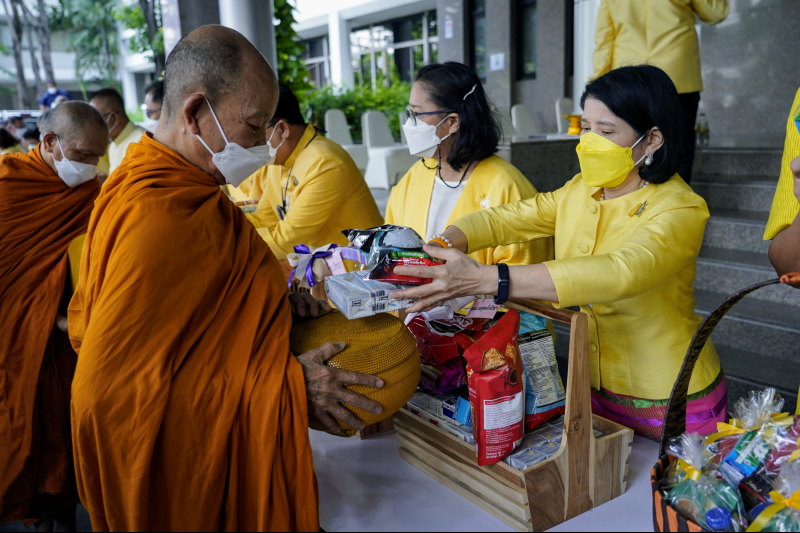 พิธีทำบุญตักบาตรข้าวสารอาหารแห้ง คณะสงฆ์จากวัดราชผาติการามวรวิหาร พระอารามหลวง เนื่องในโอกาสวันเฉลิมพระชนมพรรษา 28 กรกฎาคม 2565