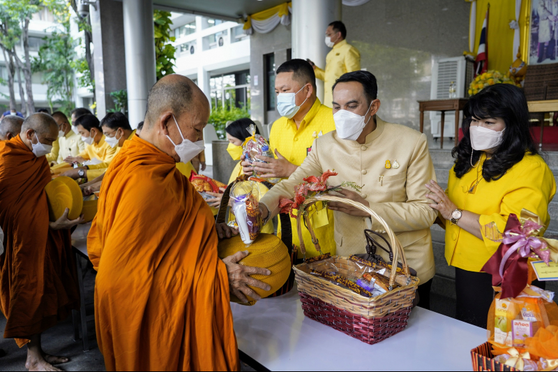 พิธีทำบุญตักบาตรข้าวสารอาหารแห้ง คณะสงฆ์จากวัดราชผาติการามวรวิหาร พระอารามหลวง เนื่องในโอกาสวันเฉลิมพระชนมพรรษา 28 กรกฎาคม 2565