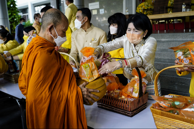 พิธีทำบุญตักบาตรข้าวสารอาหารแห้ง คณะสงฆ์จากวัดราชผาติการามวรวิหาร พระอารามหลวง เนื่องในโอกาสวันเฉลิมพระชนมพรรษา 28 กรกฎาคม 2565