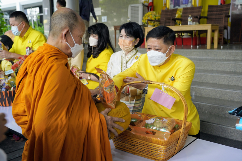 พิธีทำบุญตักบาตรข้าวสารอาหารแห้ง คณะสงฆ์จากวัดราชผาติการามวรวิหาร พระอารามหลวง เนื่องในโอกาสวันเฉลิมพระชนมพรรษา 28 กรกฎาคม 2565