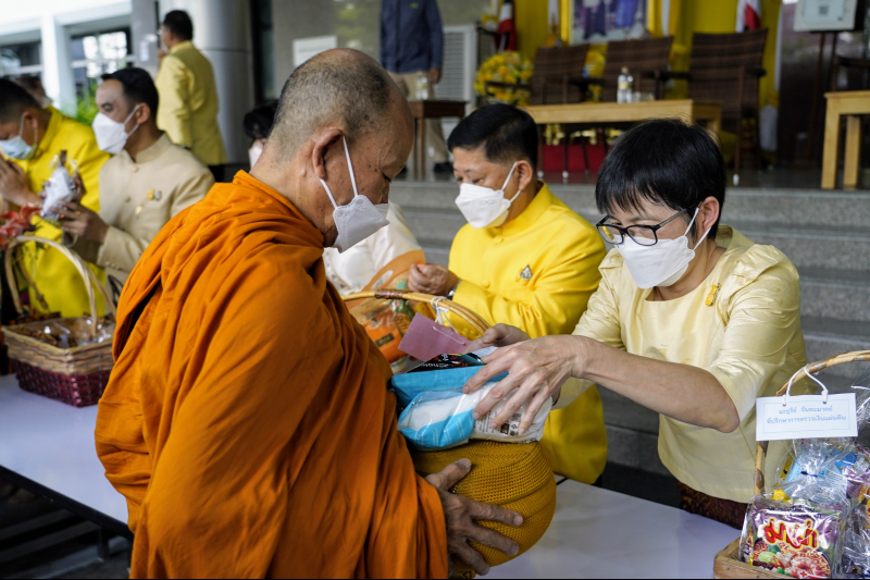 พิธีทำบุญตักบาตรข้าวสารอาหารแห้ง คณะสงฆ์จากวัดราชผาติการามวรวิหาร พระอารามหลวง เนื่องในโอกาสวันเฉลิมพระชนมพรรษา 28 กรกฎาคม 2565